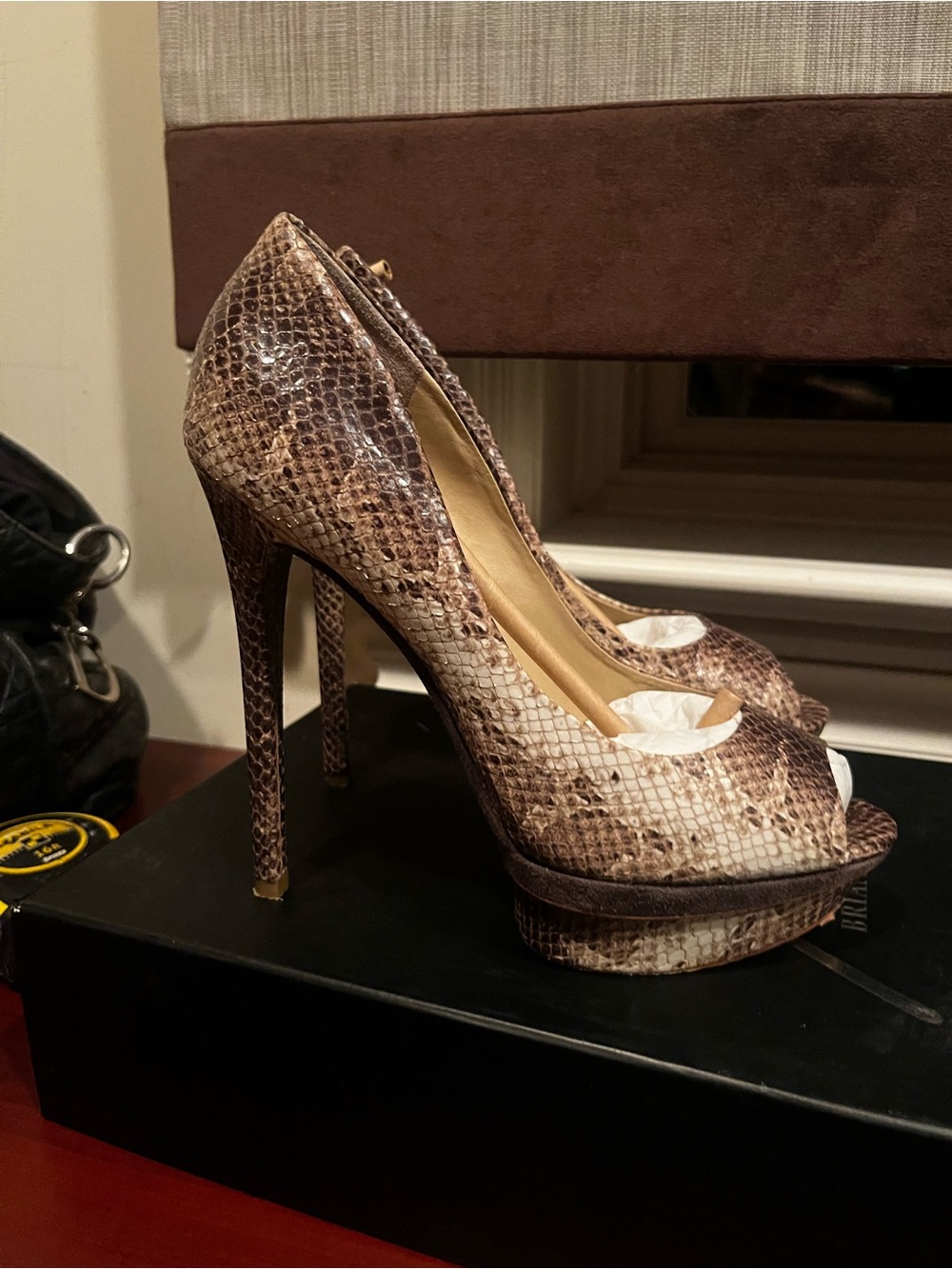 Brian Atwood Taupe Snake-Print Peep-Toe Pumps sz 8.5 - Picture 2 of 9